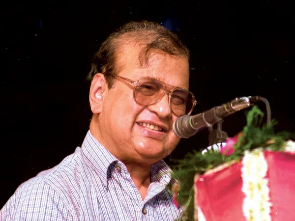 আজ গঙ্গাজলে গঙ্গাপুজোর দিন
তন্ময় মল্লিক
