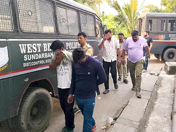 মধুচক্রের আসর থেকে ধৃত পাঁচ,&nbsp;উদ্ধার তিন মহিলা