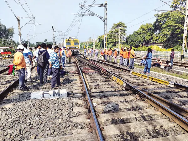 বনগাঁয় রেললাইনে ফাটল ব্যাহত ট্রেন চলাচল, ভোগান্তি