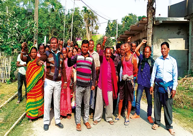 বরুই গ্রামে পঞ্চায়েত সদস্যার সর্মথনে রাস্তায় নামলেন স্থানীয়রা