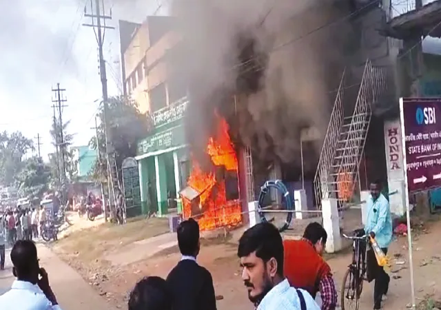 রঘুনাথপুরে ভস্মীভূত দু&rsquo;টি দোকান বিপদ থেকে রক্ষা ব্যাঙ্ক ও নাসিংহোমের