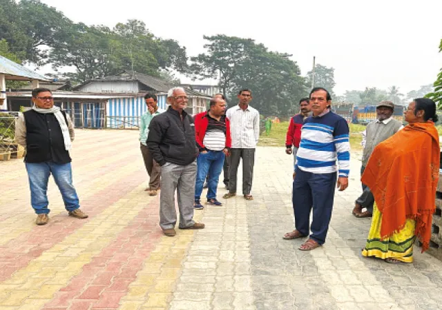 জমি ভাড়া দিয়ে সমস্যায় গ্রামবাসী বড় গর্ত-পাথর ফেলায় চাষ করা দায়