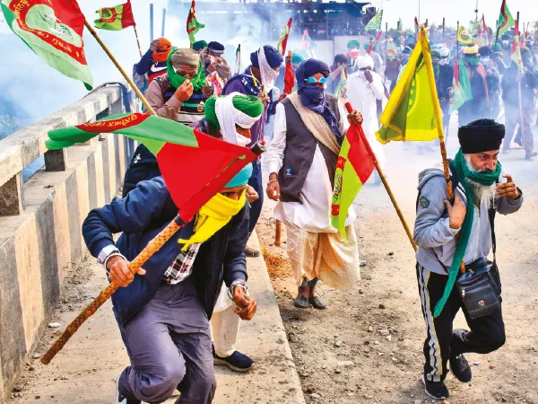 কৃষকদের দিল্লি অভিযানে ফের ধুন্ধুমার, কাঁদানে গ্যাসে অসুস্থ &nbsp;৯ অন্দোলনকারী