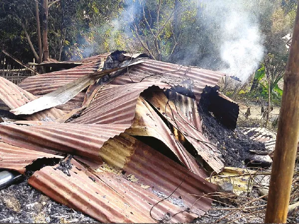 আবাসে একই পরিবারের ১২ জনের নাম, প্রতিবাদীকে মার-ছুরির কোপ