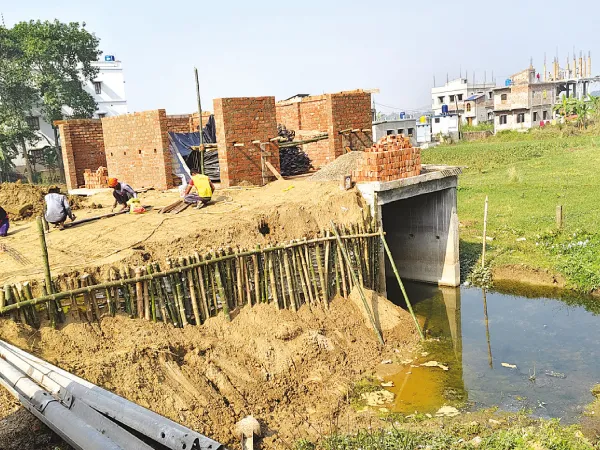 সরকারি জমিতে নয়ানজুলি বুজিয়ে বেআইনি নির্মাণ হচ্ছে মায়াপুরে