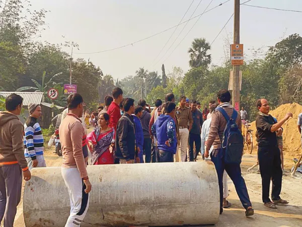 পেট্রল পাম্পের বেআইনি গার্ডওয়াল ভাঙার দাবিতে পথ অবরোধ দাসপুরে