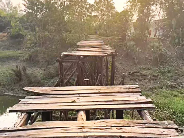 ভেঙে পড়ল দুই মেদিনীপুরের যোগাযোগের ভরসা কাঠের সেতু