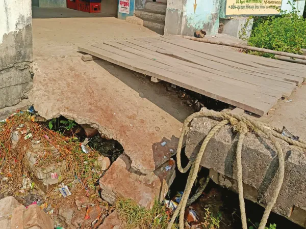 কাকদ্বীপে প্রায় বিচ্ছিন্ন অবস্থায় পড়ে জেটিঘাট, নিত্য সমস্যায় এলাকাবাসী&nbsp;