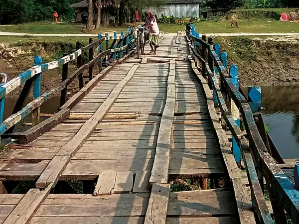 স্কুলে পরীক্ষা দিতেও যেতে পারছে না পড়ুয়ারা, বেহাল সেতুর মেরামতে হুঁশই নেই প্রশাসনের