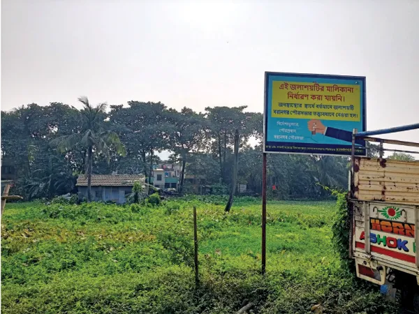 বোর্ড লাগিয়ে জলাশয় তত্ত্বাবধানে নিলেও জবরদখল চলছেই! ঠুঁটো জগন্নাথ পুরসভা