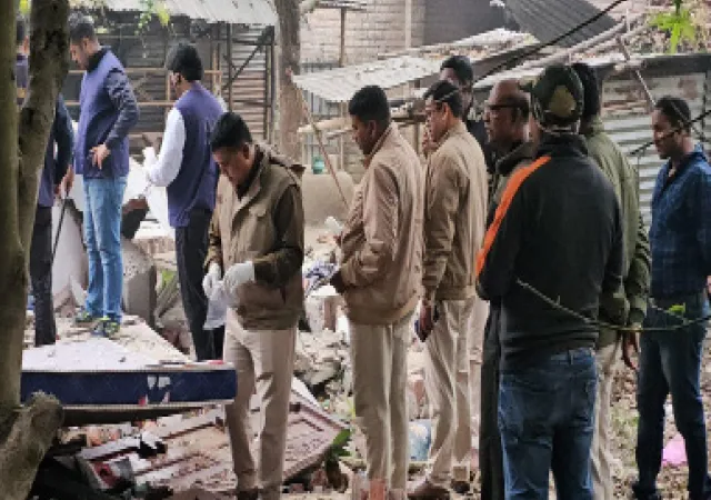 গভীর রাতে তীব্র বিস্ফোরণ সাগরপাড়ায় মৃত ৩