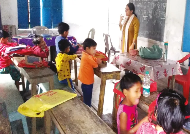 পড়ুয়া মাত্র ১, কালনায় প্রাথমিক স্কুল রক্ষায় হ্যান্ডবিল হাতে পাড়ায় ঘুরছেন শিক্ষিকারা