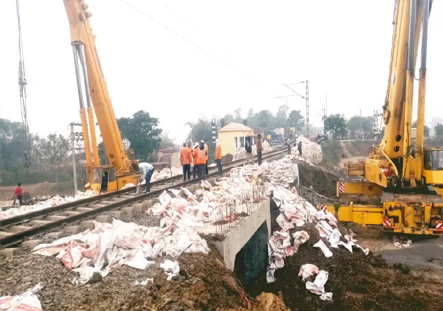 কেতুগ্রামে শ্রমিকের মৃত্যুতে রেল ও বিদ্যুৎ দপ্তরের চাপানউতোর