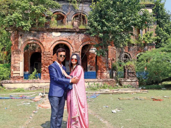 লর্ড ক্যানিংয়ের ভগ্নপ্রায় বাংলোর সামনে ভালোবাসার &lsquo;শপথগ্রহণ&rsquo; হবু দম্পতিদের