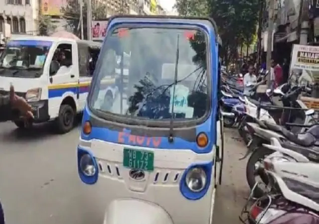 শিলিগুড়িতে ভিড় রাস্তায় ছুরি হাতে দাদাগিরি টোটোচালকের