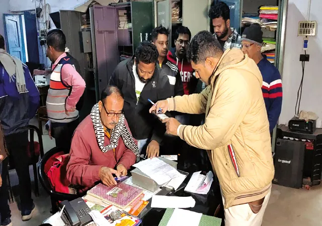 আলমারি ভেঙে ৫০ হাজার টাকা চুরি