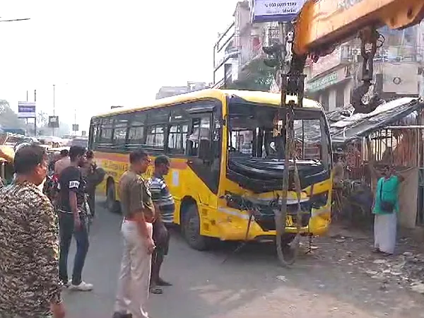 পুলিসের গাড়ির পিছনে স্কুলবাসের ধাক্কায় জখম ১৮ জন, তীব্র যানজট আগড়পাড়ায়