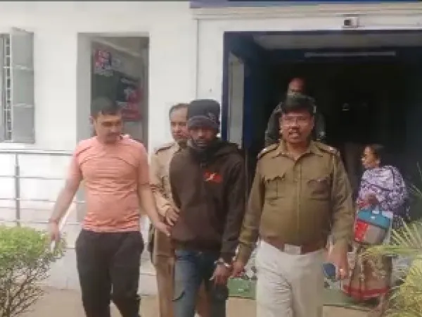 ধনেখালিতে চোলাই মদ, গাড়ি সহ ধৃত ১