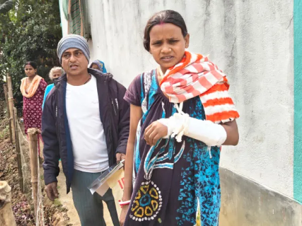 নেশার আসরের প্রতিবাদ করায় মারধর, মহিলার হাত ভেঙে দেওয়ার অভিযোগ