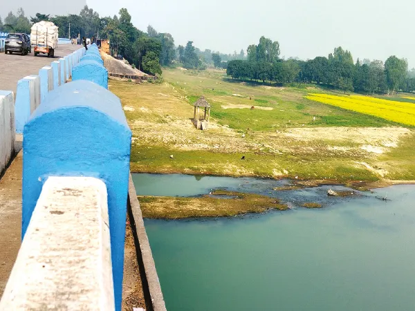 পিকনিক স্পট হিসেবে পরিচিতি বাড়ছে মহানন্দার বিস্তৃত চরের, শৌচালয়ের দাবি
