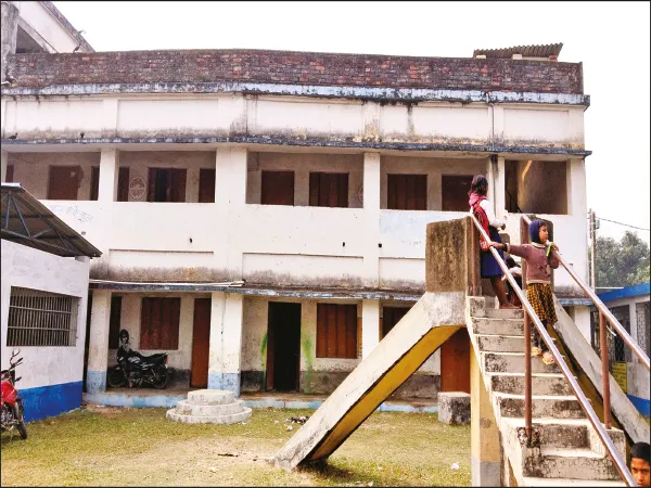 চাঁচলের চন্দ্রপাড়ার কানাইপুর জুনিয়র হাইস্কুলে নেই স্থায়ী শিক্ষক