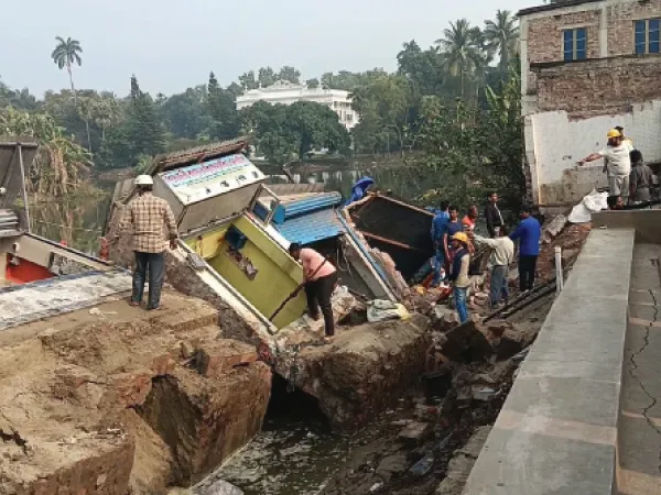 কাকভোরে পুকুর থেকে শোকেস, মুরগি তুলে আনলেন ভেঙে পড়া ৭ দোকানের ব্যবসায়ীরা