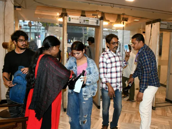 &lsquo;লাইটার আমার গার্লফ্রেন্ড, আপনাকে দেব না&rsquo;,&nbsp;নাজেহাল রক্ষীরা