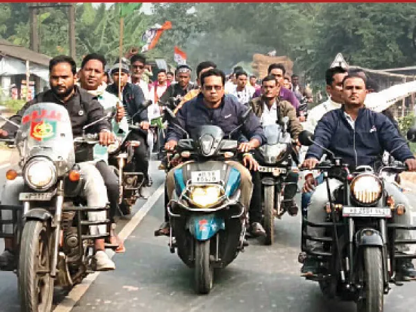 হত পঞ্চায়েত সদস্যের বাড়িতে বিধায়ক, দোষীদের শাস্তির দাবিতে বাইক মিছিল