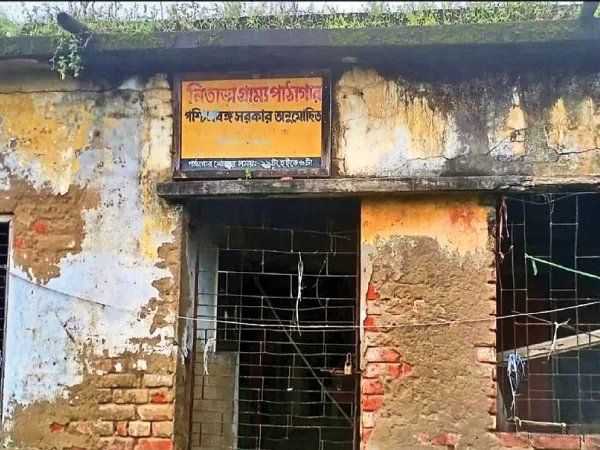 খসে পড়ছে চাঙড়, ভেঙেছে দরজা, জানালা, গ্রন্থাগার যেন ভূতুড়ে বাড়ি