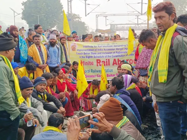 &nbsp;পৃথক রাজ্যের দাবি নিয়ে কোচবিহারে রেল অবরোধ, চরম দুর্ভোগে যাত্রীরা
&nbsp;