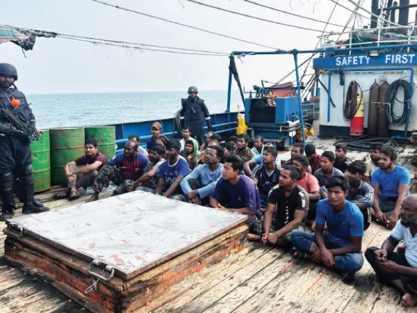 ভারতীয় জলসীমায় ঢোকায় ২টি ট্রলার সহ ৭৮ বাংলাদেশি আটক