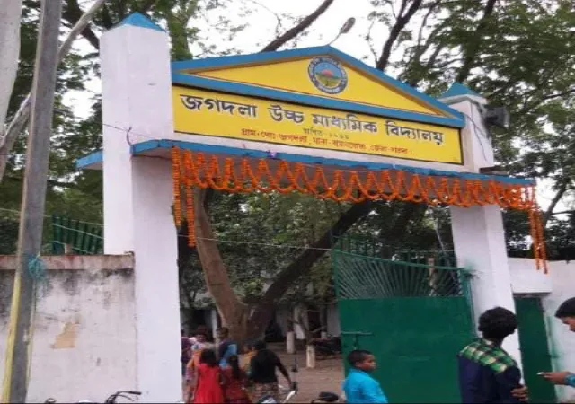 বামনগোলায় স্কুলে শিক্ষকদের হাতহাতি&nbsp;
