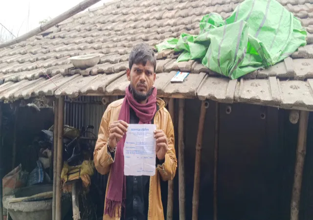 আবাসের তালিকায় নাম বাদ, জীর্ণ ঘরে ফিরতে নারাজ হরিশ্চন্দ্রপুরের গৃহবধূ