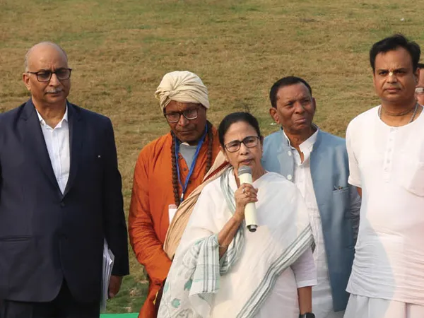 ওপারের নির্যাতিত সংখ্যালঘুদের রক্ষা করুক কেন্দ্র: মমতা