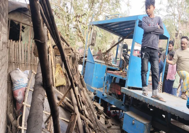 রাজ্যসড়কের পাশে রান্নাঘরে ঢুকে পড়ল ভুটভুটি, আশঙ্কাজনক ছয়