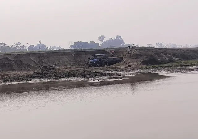 দোলঞ্চা নদী থেকে চলছে দেদার বালি, মাটি পাচার