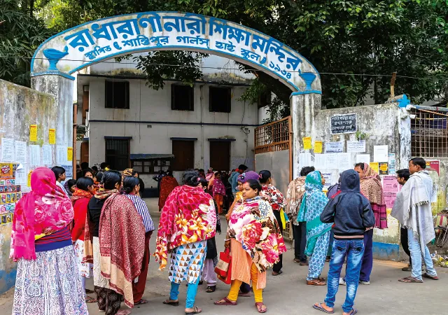 সরকারি বাংলা মাধ্যমে ভর্তি করাতে দু&rsquo;দিন ধরেই লাইনে