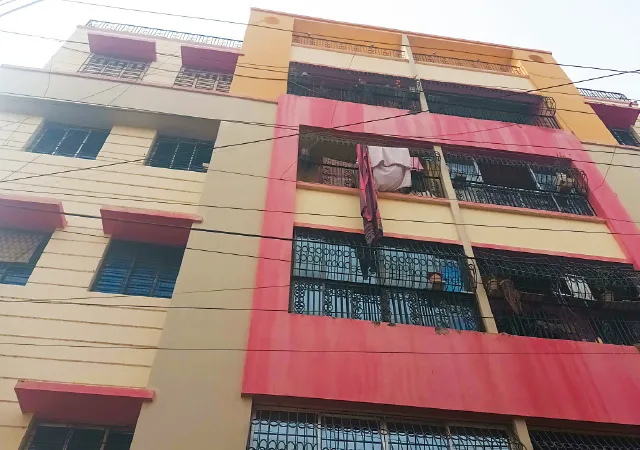 শহরে ফ্ল্যাট, গ্রামের মাটির বাড়ি দেখিয়ে আবাস তালিকায় নাম, কাটোয়ায় বিতর্ক