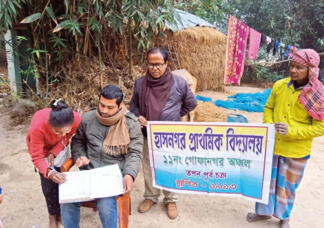 বাড়ি বাড়ি গিয়ে ছাত্রভর্তি করাচ্ছেন প্রাইমারির শিক্ষকরা