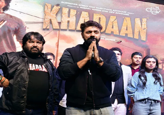 গোলাপ, ছবি হাতে &lsquo;দেব দর্শনে&rsquo; শিলিগু&zwnj;ড়িতে জনজোয়ার