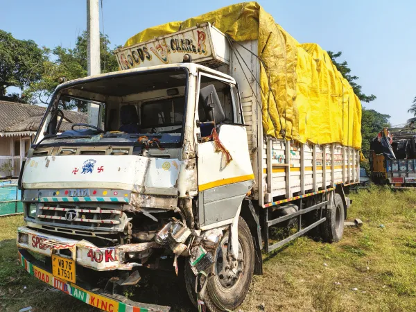 ট্রাকের ধাক্কার জেরে নয়ানজুলিতে গাড়ি, দেড় লক্ষ টাকার মাছের ক্ষতি
