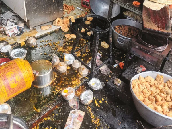কাটোয়ায় বেপরোয়া গাড়ির ধাক্কায় মিষ্টির দোকানে ফুটন্ত তেলে কড়াই উল্টে জখম ২