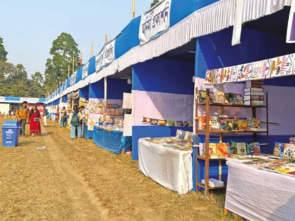 শিলিগুড়ি-আলিপুরদুয়ারের তুলনায় বিক্রি কম ময়নাগুড়ির জেলা বইমেলায়