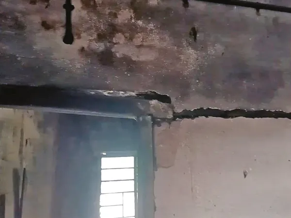 নামখানায় অঙ্গনওয়াড়ি কেন্দ্র চলছে ভাঙা ঘরেই, আতঙ্কে অভিভাবকরা