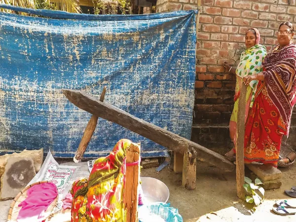 পৌষ পার্বণে ঢেঁকিতে চাল ভানার প্রস্তুতি, এলাকায় সম্প্রীতির ছবি