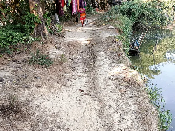 পুকুরে ধসে গিয়েছে কাঁচা রাস্তা, সুহরি আদিবাসী পাড়ায় ঢোকে না অ্যাম্বুলেন্স