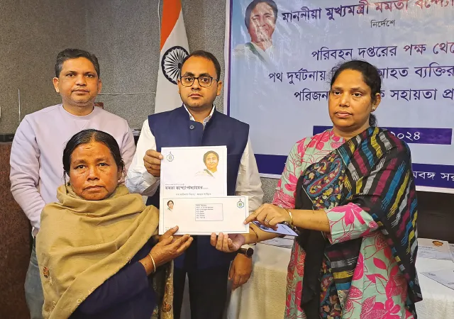 পথ দুর্ঘটনায় মৃত ও আহতদের পরিবারকে ক্ষতিপূরণের চেক বিলি