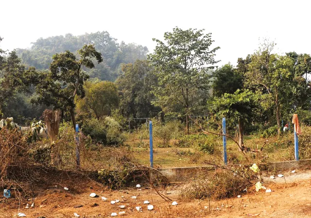 পিকনিকের ভিড়, আবর্জনায় ঢেকেছে মাইথন