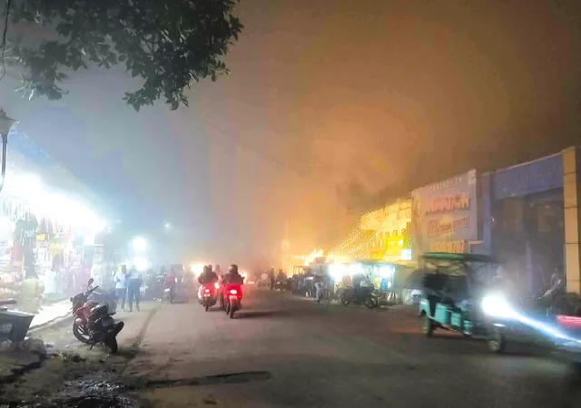 কুয়াশা ও দূষণের জেরে ধোঁয়াশায় ঢাকছে মেদিনীপুর শহরের চারপাশ