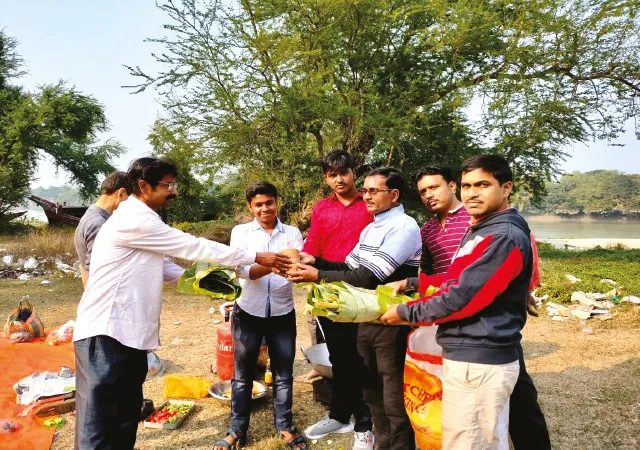 পিকনিকে থার্মোকল ও প্লাস্টিক ব্যবহার বন্ধে ঘুরে ঘুরে আবেদন পরিবেশকর্মীর